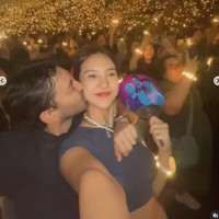 Tak ketinggalan Anya Geraldine juga turut hadir bersama kekasihnya, Nadif Zahiruddin. Anya tampak memamerkan pose mesranya dicium Nadif saat konser Coldplay tengah berlangsung. Foto: Instagram/anyageraldine