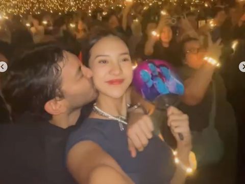 Gaya artis nonton konser Coldplay
