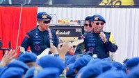 Tiga lagu dinyanyikan Jenderal Listyo Sigit di atas panggung yakni Its My Life milik Bon Jovi, Jujurlah Padaku dan Manusia Biasa milik Radja. (Foto: HUT ke-78 Korps Brimob Polri. Dok. Istimewa)