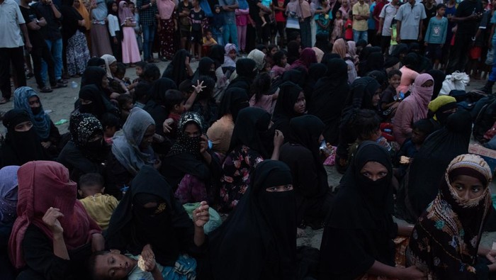 Sejumlah imigran etnis Rohingya beristirahat setelah terdampar di Desa Pasi Beurandeh, Kecamatan Batee, Kabupaten Pidie, Aceh, Rabu (15/11/2023). Sebanyak 146 orang imigran etnis Rohingya yang terdiri dari 44 orang laki-laki, 61 orang perempuan dan 41 orang anak-anak terdampar di pantai Desa Pasi Beurandeh. ANTARA FOTO/Joni Saputra/Lmo/rwa.