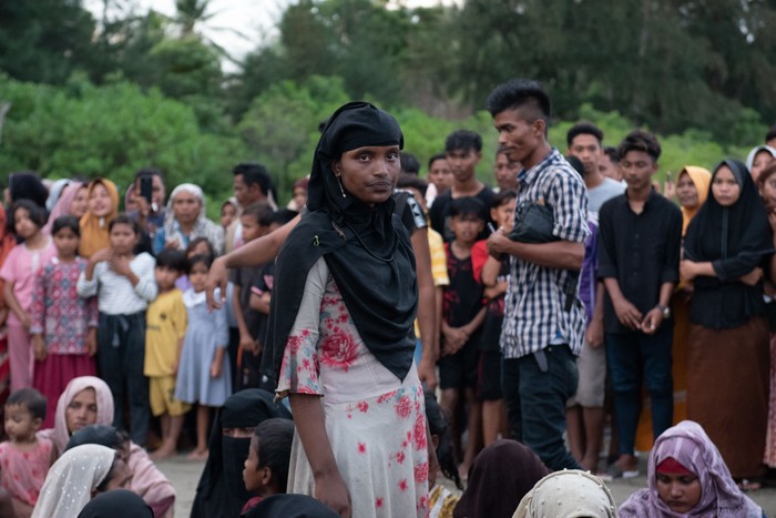 Sejumlah imigran etnis Rohingya beristirahat setelah terdampar di Desa Pasi Beurandeh, Kecamatan Batee, Kabupaten Pidie, Aceh, Rabu (15/11/2023). Sebanyak 146 orang imigran etnis Rohingya yang terdiri dari 44 orang laki-laki, 61 orang perempuan dan 41 orang anak-anak terdampar di pantai Desa Pasi Beurandeh. ANTARA FOTO/Joni Saputra/Lmo/rwa.