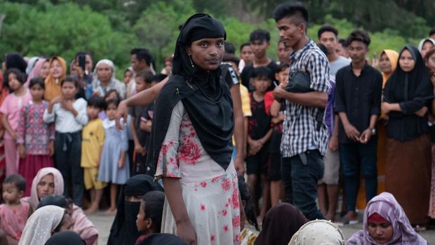 Sejumlah imigran etnis Rohingya beristirahat setelah terdampar di Desa Pasi Beurandeh, Kecamatan Batee, Kabupaten Pidie, Aceh, Rabu (15/11/2023). Sebanyak 146 orang imigran etnis Rohingya yang terdiri dari 44 orang laki-laki, 61 orang perempuan dan 41 orang anak-anak terdampar di pantai Desa Pasi Beurandeh. ANTARA FOTO/Joni Saputra/Lmo/rwa.