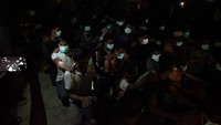 Sejumlah imigran etnis Rohingya beristirahat setelah terdampar di Desa Pasi Beurandeh, Kecamatan Batee, Kabupaten Pidie, Aceh, Rabu (15/11/2023). 