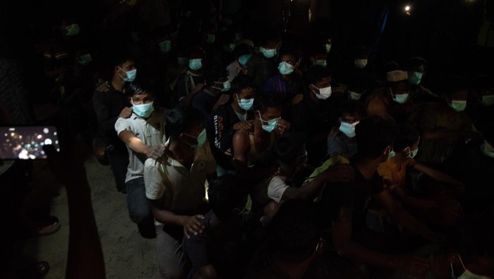 Imigran Rohingya terdampar di Desa Pasi Beurandeh Sejumlah imigran etnis Rohingya beristirahat setelah terdampar di Desa Pasi Beurandeh, Kecamatan Batee, Kabupaten Pidie, Aceh, Rabu (15/11/2023). Sebanyak 146 orang imigran etnis Rohingya yang terdiri dari 44 orang laki-laki, 61 orang perempuan dan 41 orang anak-anak terdampar di pantai Desa Pasi Beurandeh. ANTARA FOTO/Joni Saputra/Lmo/rwa.