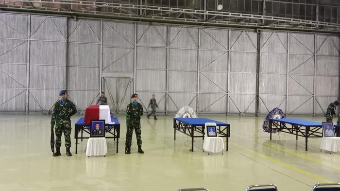 Jenazah korban pesawat TNI AU Super Tucano Kolonel Subhan disemayamkan di hanggar Lanud Abd Saleh, Malang.