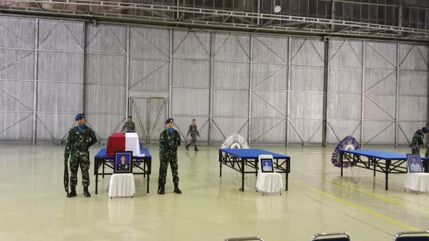 Jenazah korban pesawat TNI AU Super Tucano Kolonel Subhan disemayamkan di hanggar Lanud Abd Saleh, Malang.