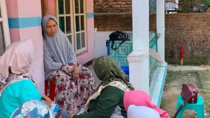 Kader posyandu saat edukasi warga soal kesehatan.