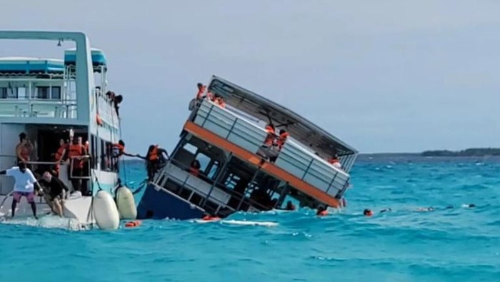 Kapal pesiar pengangkut wisatawan karam.