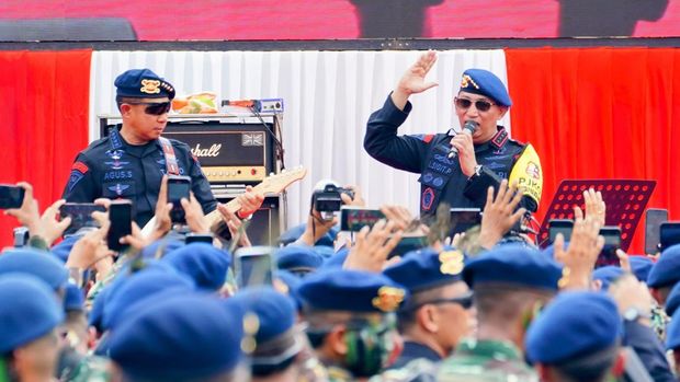 Kapolri Jenderal Listyo Sigit Prabowo ngeband bareng KSAD Jenderal Agus Subiyanto di agenda peringatan HUT ke-78 Korps Brimob Polri. (Dok. Istimewa)