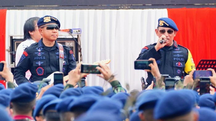 Kapolri Jenderal Listyo Sigit Prabowo ngeband bareng KSAD Jenderal Agus Subiyanto di agenda peringatan HUT ke-78 Korps Brimob Polri. (Dok. Istimewa)