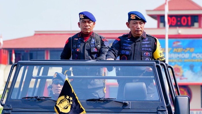Kapolri Jenderal Listyo Sigit Prabowo ngeband bareng KSAD Jenderal Agus Subiyanto di kesibukan perayaan HUT ke-78 Korps Brimob Polri. (Dok. Istimewa)
