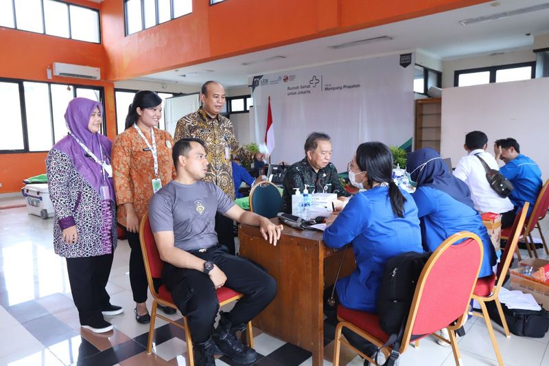 Kapolsek Mampang Kompol David Kanitero dan jajaran ikut donor darah