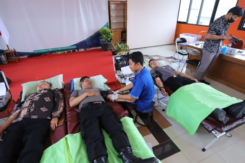 Kapolsek Mampang Kompol David Kanitero dan jajaran ikut donor darah