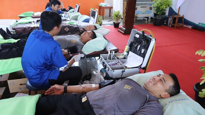 Kapolsek Mampang Kompol David Kanitero dan jajaran ikut donor darah
