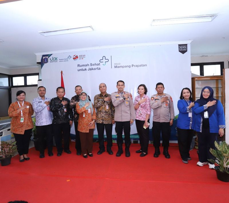 Kapolsek Mampang Kompol David Kanitero dan jajaran ikut donor darah
