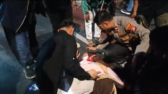 Kapolsek Setiabudi bantu tangani korban kecelakaan.