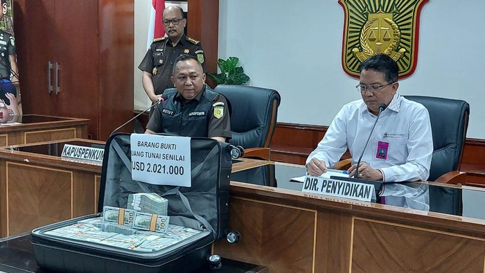 Kapuspenkum Kejagung Ketut Sumedana (kiri), di gedung Kejagung, Jakarta, Kamis (16/11/2023).
