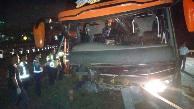 Kecelakaan bus menabrak pembatas jalan di tol Boyolali, Kamis (16/11/2023).