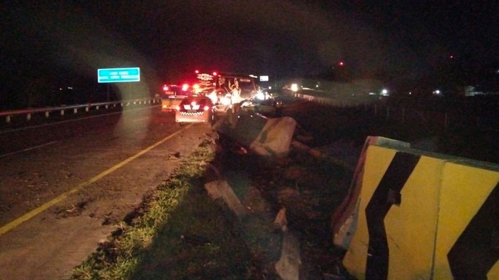 Kecelakaan bus menabrak pembatas jalan di tol Boyolali, Kamis (16/11/2023).