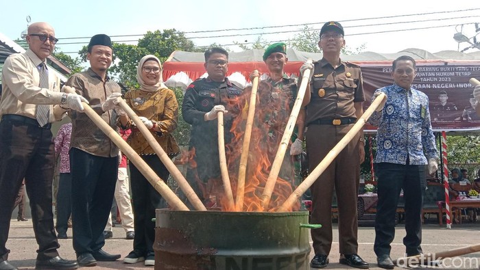 Kejaksaan Negeri Indramayu memusnahkan barang bukti perkara yang sudah inkrah di tahun 2023