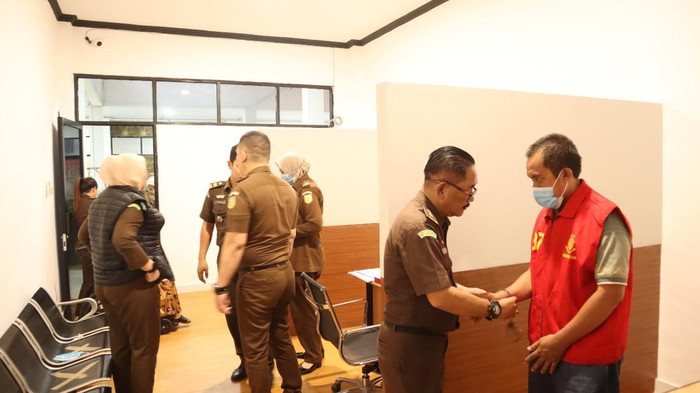 Kejari Lebak tetapkan Kades dan suaminya tersangka kasus pemerasan di Desa Pagelaran, Lebak. (Foto: dok. Kejaksaan Negeri Lebak)