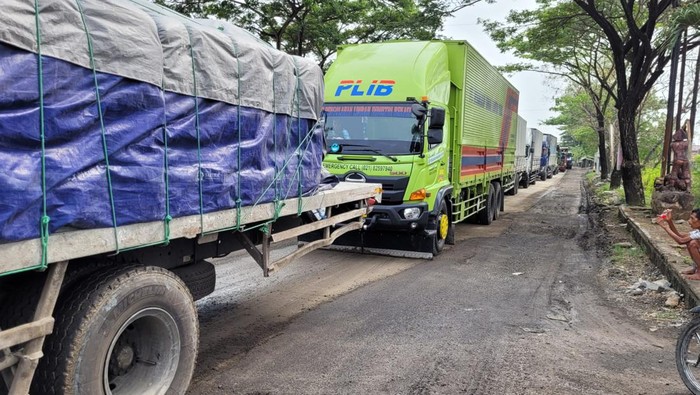 Kemacetan di jalur Pantura Pati-Rembang, tepatnya di wilayah Kecamatan Batangan, Pati, Kamis (16/11/2023) pagi.