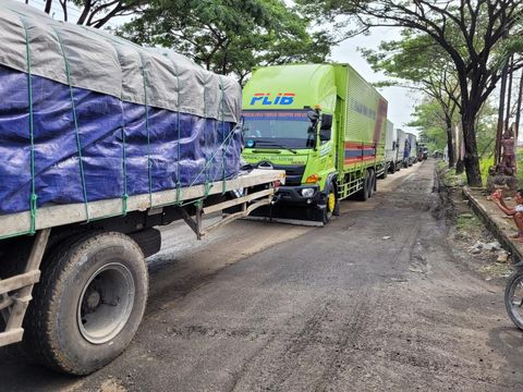 Kemacetan di jalur Pantura Pati-Rembang, tepatnya di wilayah Kecamatan Batangan, Pati, Kamis (16/11/2023) pagi.