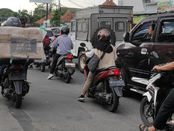 Kemacetan di sekitar Viaduk Gilingan, Solo, Kamis (16/11/2023) sore.