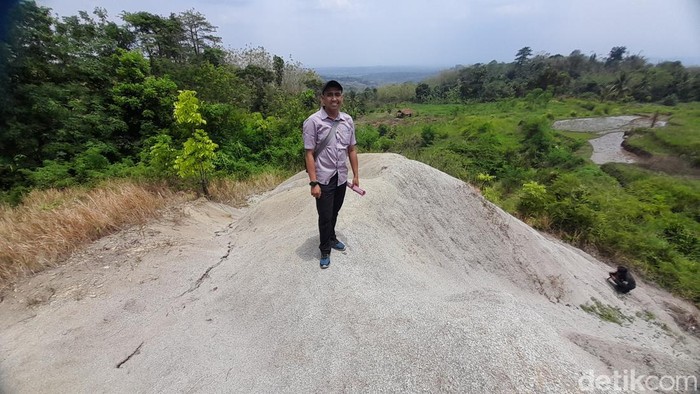 Kepala Dusun Tenjolaut Deni Hidayat sedang menunjukkan Gunungan Pasir di Blok Jukut, Desa Tenjolaut, Kecamatan Conggeang