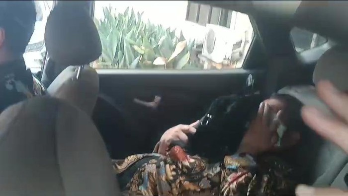 Ketua KPK Firli Bahuri saat keluar dan menutup wajah dengan tas usai diperiksa di Bareskrim Polri.