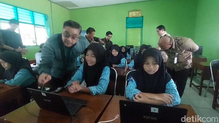 Komisi X kunker ke SD-SMP di Kangkung, Kendal, Kamis (16/11/2023)