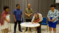 Head of Stakeholder Relation PT Sasa Inti Rida Atmiyanti, Sekjen Gerakan Plastik Akal Sehat Untuk Indonesia (PASTI) Variaty Johan, Founder dan CEO Grenprosa Arky Gilang Wahab, dan Director of New Business Development & Sustainibility PT Impact Pratama Industri Sugiarto Romeli meneken deklarasi hijau di Jakarta, Kamis (16/11/2023). 