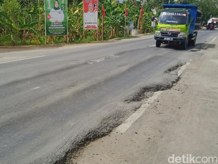 Kondisi jalan rusak Bayat - Cawas di Desa Banyuripan, Kecamatan Bayat, Klaten, Kamis (16/11/2023).