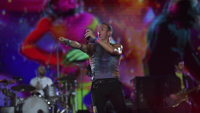 Vokalis grup band Coldplay, Chris Martin beraksi saat membawakan hits andalannya dalam konser di Stadion Utama Gelora Bung Karno (SUGBK) Senayan, Jakarta, Rabu (15/11/2023). Konser grup band asal Inggris yang masuk dalam rangkaian tur dunia 