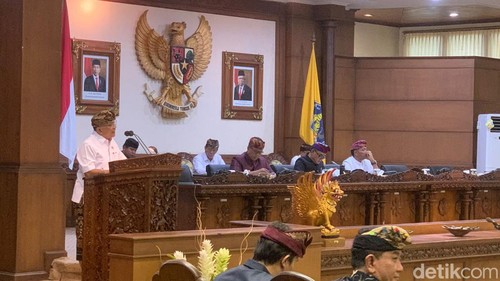 Koordinator Pembahasan Raperda APBD Semesta Berencana Provinsi Bali Tahun Anggaran 2024 Gede Kusuma Putra saat rapat paripurna di gedung DPRD Provinsi Bali, Kamis (16/11/2023). (Foto: Rizki Setyo Samudero/detikBali)