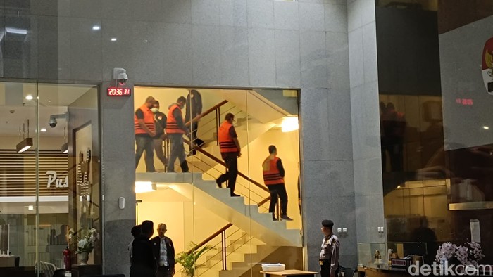 KPK OTT di Bondowoso, sejumlah orang berompi kuning di kantor KPK, 16 November 2023. (Rizky Adha M/detikcom)