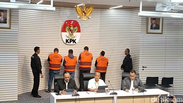 KPK OTT di Bondowoso, sejumlah orang berompi kuning di kantor KPK, 16 November 2023. (Rizky Adha M/detikcom)