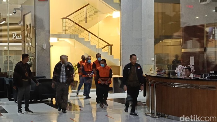 KPK OTT di Bondowoso, sejumlah orang berompi kuning di kantor KPK, 16 November 2023. (Rizky Adha M/detikcom)