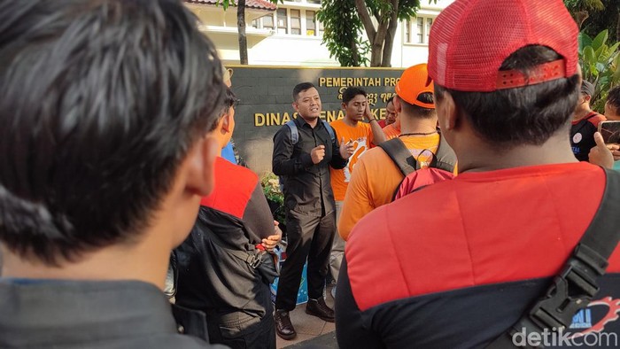 Anggota Dewan Pengupahan perwakilan KSPI Jateng, Pratomo Hadinata saat menyampaikan hasil rapat pleno Dewan Pengupahan kepada massa buruh di depan Kantor Disnakertrans Jateng, Jalan Pahlawan, Semarang, Kamis (16/11/2023).