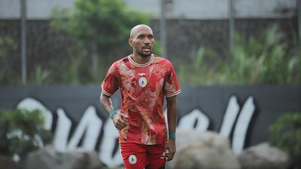 Leonard Tupamuhu saat sesi latihan PSS Sleman, Selasa (14/11/2023).