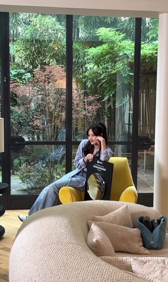 Hingga kini Lisa BLACKPINK masih menuai kecaman netizen Cina akibat pertunjukannya di Crazy Horse Paris pada bulan September. Akun media sosial Cina, Weibo-nya tidak dapat ditemukan. Foto-fotonya di akun Weibo CELINE dan BVLGARI juga dihapus. Penggemar menduga hilangnya Lisa BLACKPINK dari Instagram berhubungan dengan kontroversi tersebut. Foto: dok. Instagram @lalalalisa_m