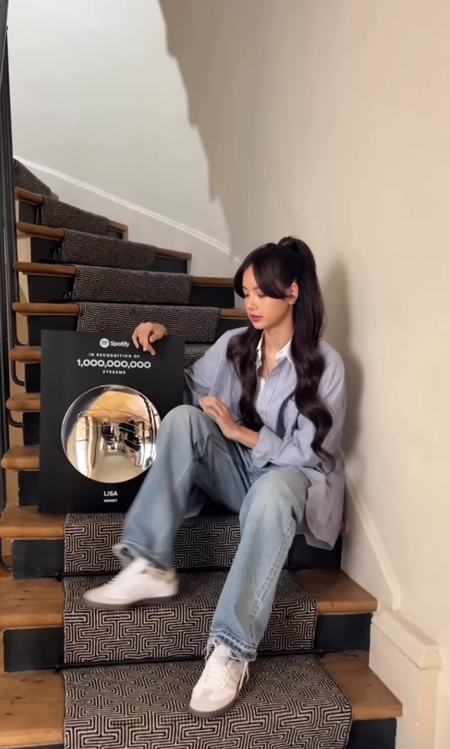 Syuting konten itu menandai pencapaian baru Lisa BLACKPINK yang mendapat 1 miliar streams untuk lagu solonya MONEY. “Aku merasa terhormat bisa bergabung dalam Biliions Club💸 Terima kasih kepada @spotify dan pendengar laguku di seluruh dunia yang telah mewujudkan hal ini,” tulis Lisa BLACKPINK sebagai caption Instagram. Foto: dok. Instagram @lalalalisa_m
