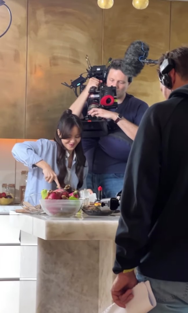 Hari ini, Kamis (16/11/2023), Lisa BLACKPINK mengunggah video di balik layar saat syuting konten masak bersama Spotify. Unggahannya sontak banjir komentar penggemar yang merindukannya. Foto: dok. Instagram @lalalalisa_m