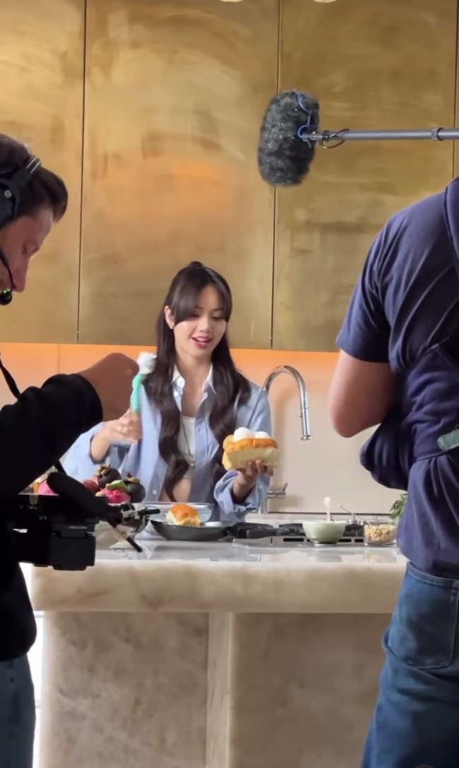 Dalam video tersebut, Lisa BLACKPINK membuat dua masakan Thailand, nasi omelet udang yang di makan di atas plakat dan coconut bread ice cream sebagai penutup. Syutingnya dilakukan di Paris. Foto: dok. Instagram @lalalalisa_m