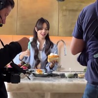 Dalam video tersebut, Lisa BLACKPINK membuat dua masakan Thailand, nasi omelet udang yang di makan di atas plakat dan coconut bread ice cream sebagai penutup. Syutingnya dilakukan di Paris. Foto: dok. Instagram @lalalalisa_m