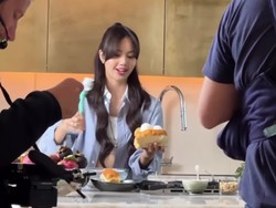 7 Foto Lisa BLACKPINK yang Lama Hilang dari Instagram, Muncul Jadi Chef