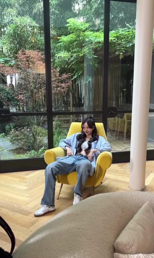 Lisa BLACKPINK menuai kritik usai menari seksi di kelab kabaret Crazy Horse Paris, yang identik dengan imej erotis. Setelah hampir dua bulan, dia akhirnya membagikan kabar terbaru di Instagram. Foto: dok. Instagram @lalalalisa_m