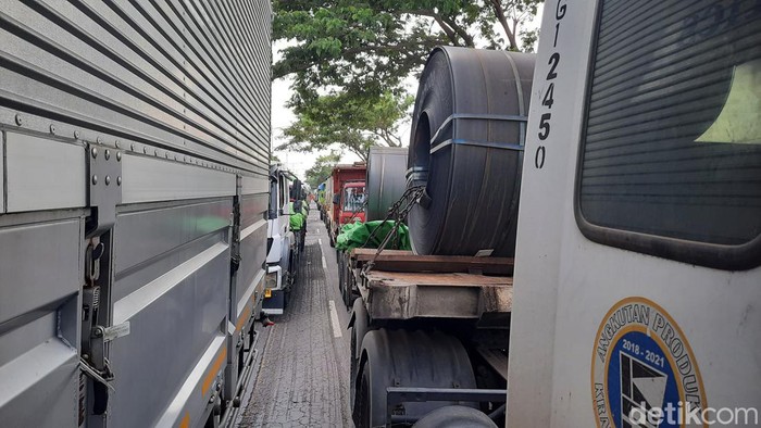 Kondisi jalan Pantura Pati tepatnya di Lingkar Selatan Pati macet parah, Kamis (16/11/2023).