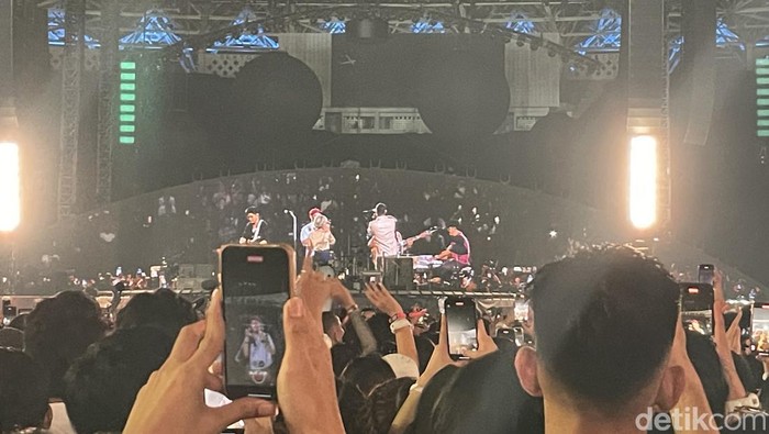 Maliq & Desentials jadi penampil kejutan dari Coldplay.
