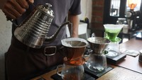 Saat ini Coffee of Things tidak hanya menjual manual brew, ia juga menjual kopi dengan espresso based. Meski begitu, banyak juga pecinta kopi yang datang untuk sekedar menikmati manual brew.